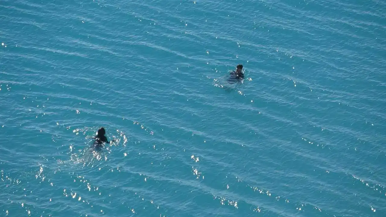 Antalya’da Deniz Keyfi Soğuk Havayı Umursamadı 1